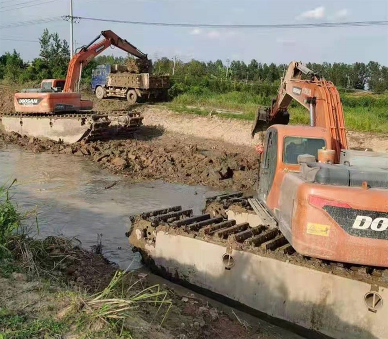 水陸挖機